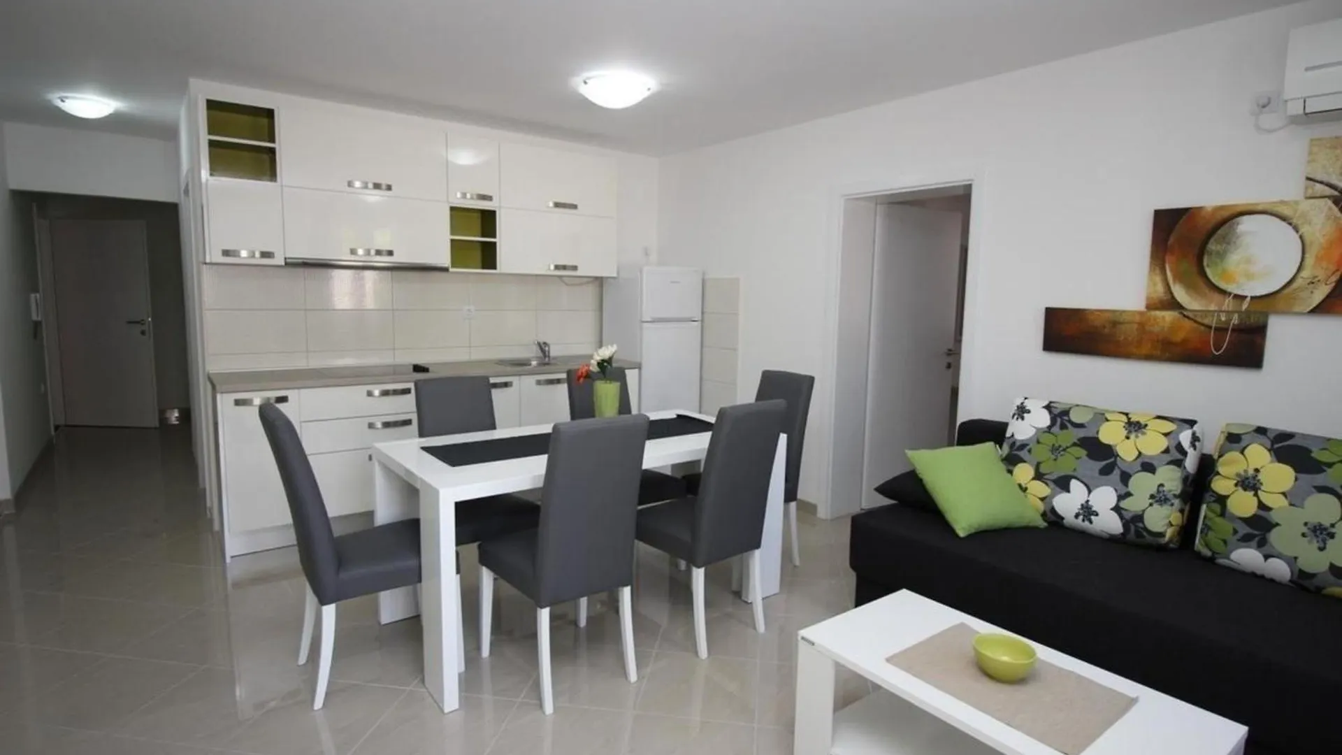 Modern Eingerichtete Apartment Fuer 4 Personen In Einem Haus Mit Mehrere Apartments Und Mit Pool Baska