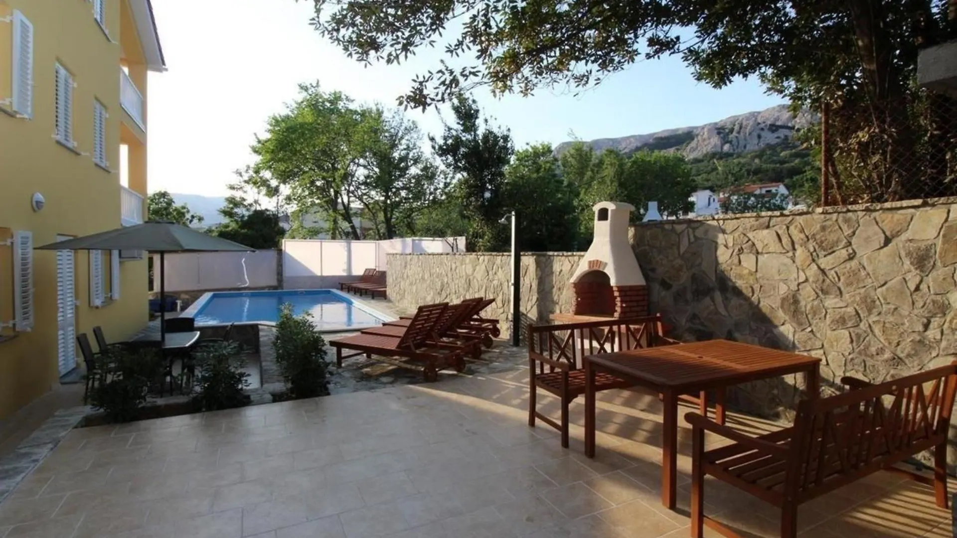 Modern Eingerichtete Apartment Fuer 4 Personen In Einem Haus Mit Mehrere Apartments Und Mit Pool Baska  Baska (Krk)